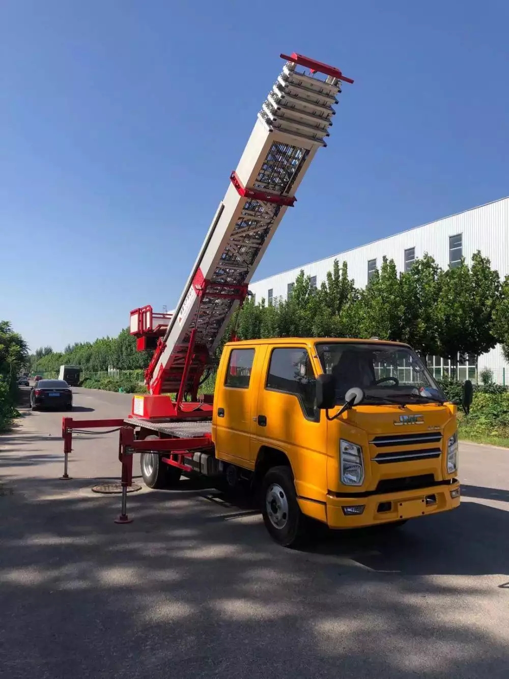 六枝特附近的云梯车出租服务：轻松解决高空作业需求