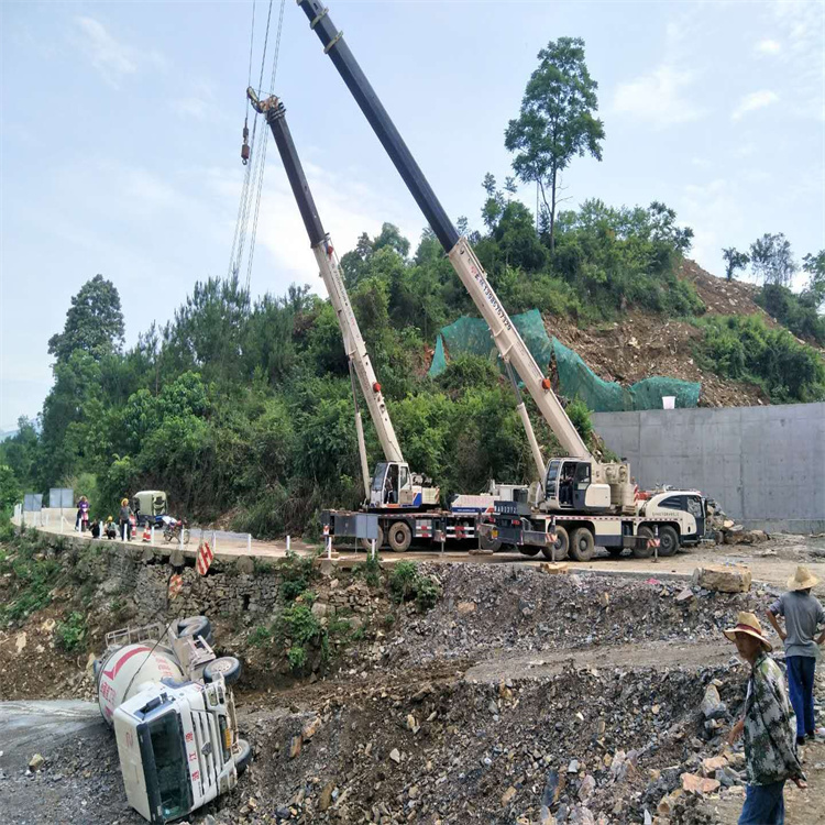 六枝特汽车掉沟里叫吊车救援要多少钱
